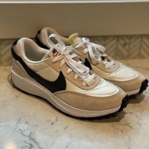 Nike women waffle debut size 10